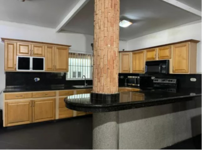 Stately Family Residence in Trigal Norte - Casa en El Trigal Norte